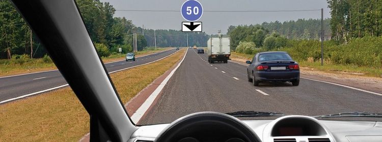С какой скоростью Вы можете продолжить движение вне населенного пункта по левой полосе на легковом автомобиле?